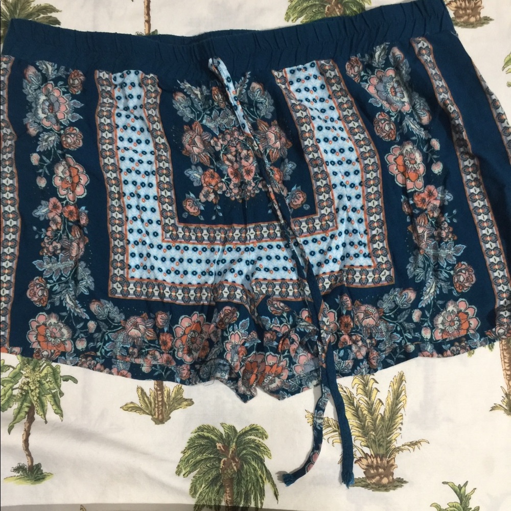 Gypsies & mounds women’s short size xl